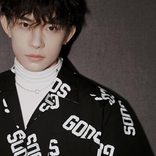 这就是街舞2第二季易烊千玺同款英文字母印花黑色衬衫衣服夏威夷