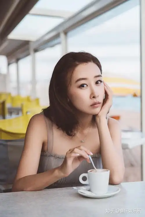 提着裙摆在海风与波浪中嬉戏的毛俊杰,一脸幸福的模样.