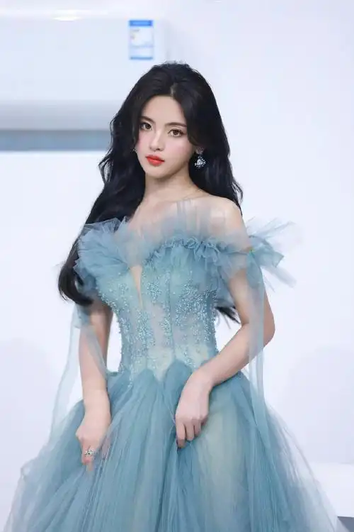 杨超越身着水蓝纱裙卷发造型更精致