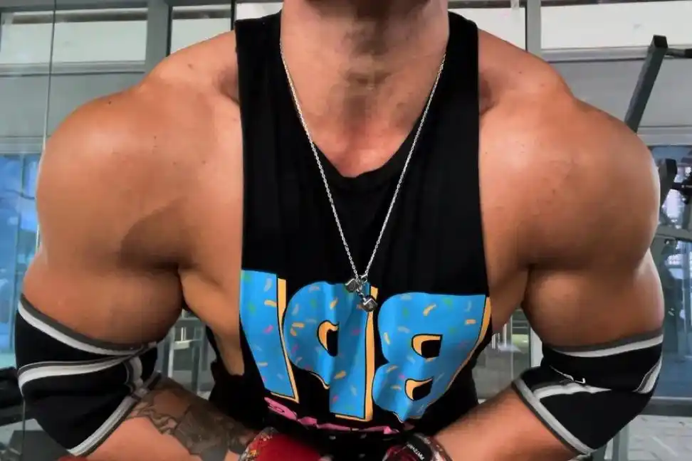 健身的最高境界:练成男女通吃的样子,斩男斩女 #肌肉男 #体 - 抖音