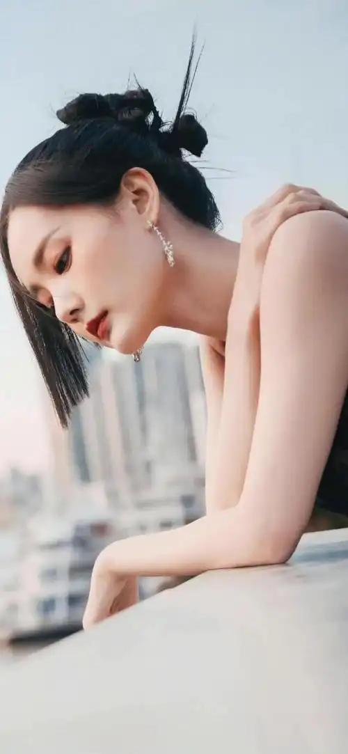 李一桐笑起来的弯弯月牙眼很好看,很可爱,很温柔的小姐姐