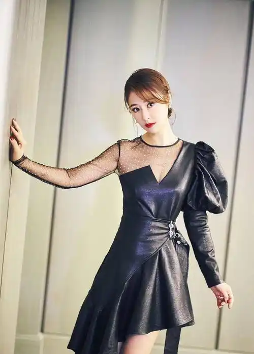 林心如是真"嫩",穿一字肩礼服锁骨明显,看着一点不显老_整体_感觉