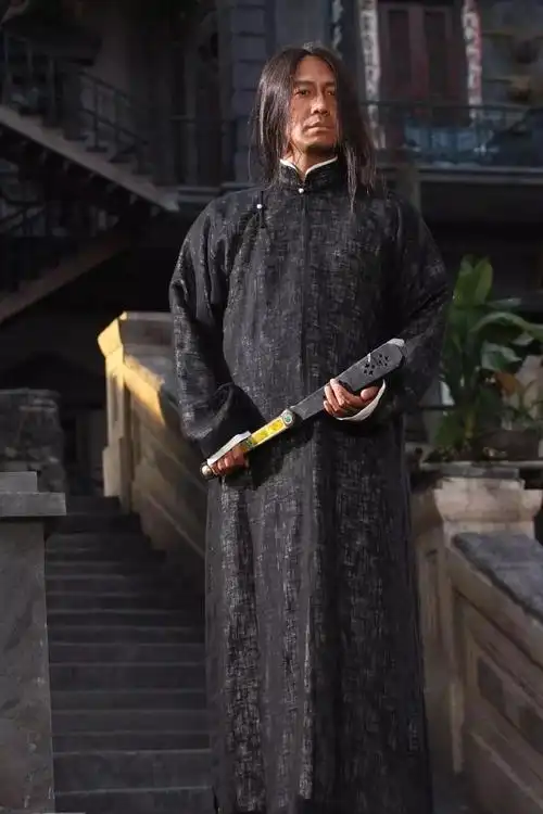 黎明在拍《十月围城》时,化妆组给他化妆,捣鼓了一阵子后很是满意