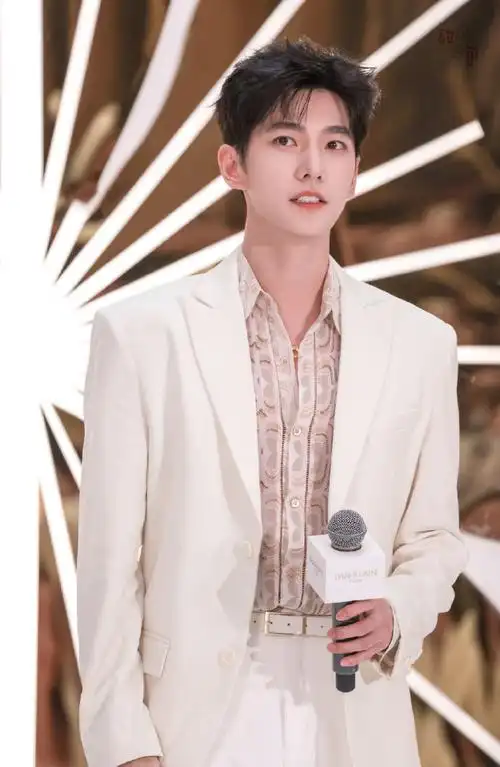 杨洋#小时候出道前童年照早期 美图头像杂志代言图片开屏视频 手机