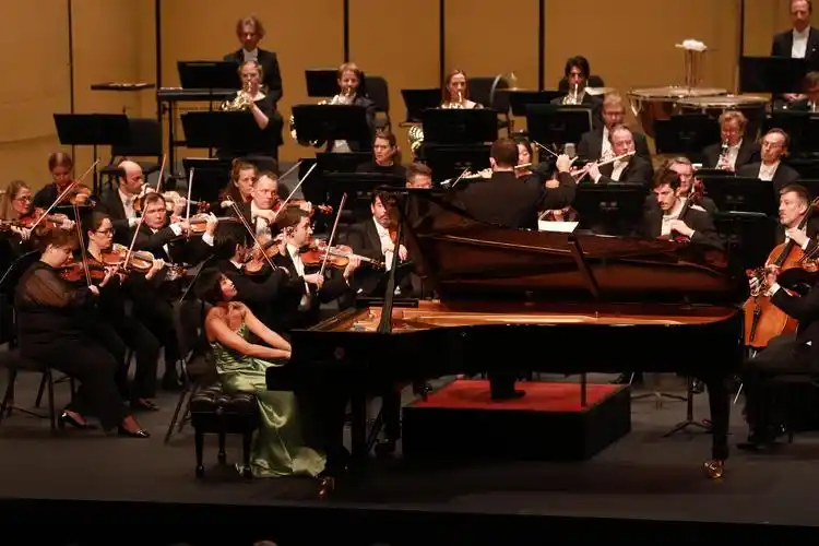 大雨浇不灭乐迷热情,"柏林爱乐在上海"首场音乐会"燃爆"大剧院