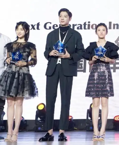 身高同样是一米六,沈月,张子枫同框身材差距大,张子枫显高十公