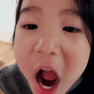 小女孩嘟嘴卖萌可爱红嘴唇gif动图_动态图_表情包下载_soogif