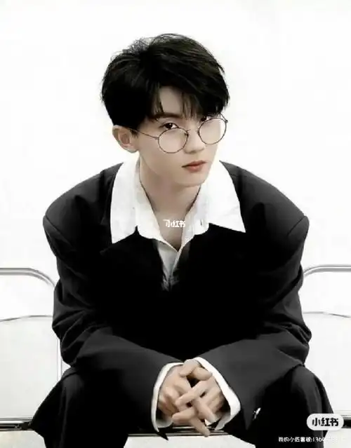 马父:感谢诸位来到我儿子马嘉祺的成人礼暨生日派对,在此,我宣布一件