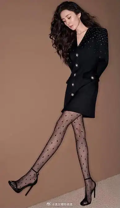 杨幂着深v连体裙露精致锁骨渔网袜搭配高跟鞋十分性感