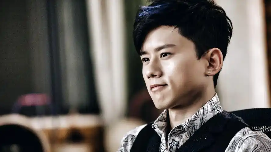 57m上传时间:2020-06-16壁纸标签:内地明星张杰明星风尚壁纸封面图