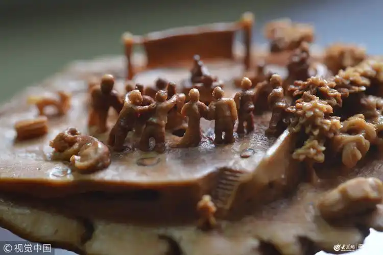 山东日照男子辞职专做桃核微雕一件作品卖上万元