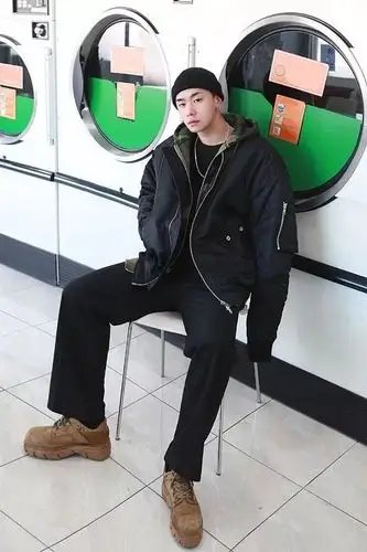 男生全身黑色系搭配干净利落又酷帅,掌握4个搭配技巧,避免沉闷感.