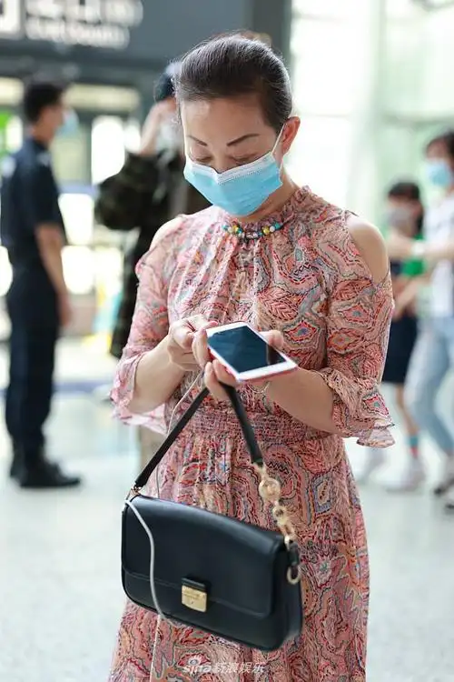 组图:李斯丹妮和妈妈亮相机场 阿姨穿粉色碎花裙靓丽抢眼