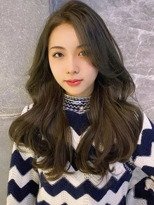 在乌鲁木齐美美2三楼染了一个冷雾棕色完全是自己想要的颜色感谢嫣知