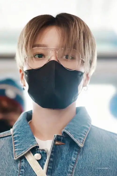 刘雨昕请多多戴眼镜真的好帅金丝眼镜谁懂啊