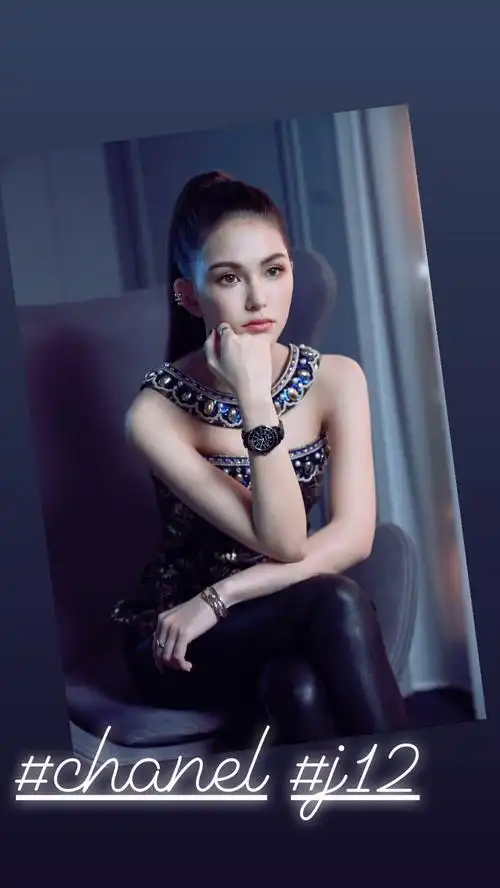 昆凌 身穿露肩衣配高马尾 黑色紧身裤冷酷性感