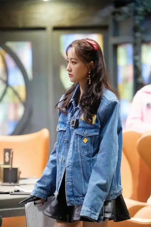 杨蓉白色深v抹胸裙(杨蓉大侦探8新造型太圈粉了)(1)