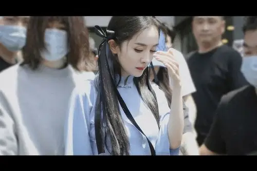 杨幂挑战民国风穿学生装复古俏皮少女感一年比一年好