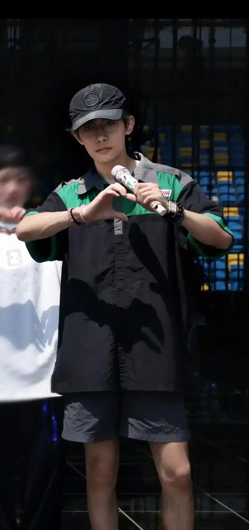 是谁还没有玺玺子比心的照片呀#易烊千玺 - 抖音