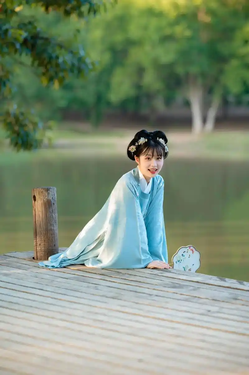 谁会不喜欢笨蛋美女呢.评论区留下你们的汉服照片吧 !#古风  - 抖音