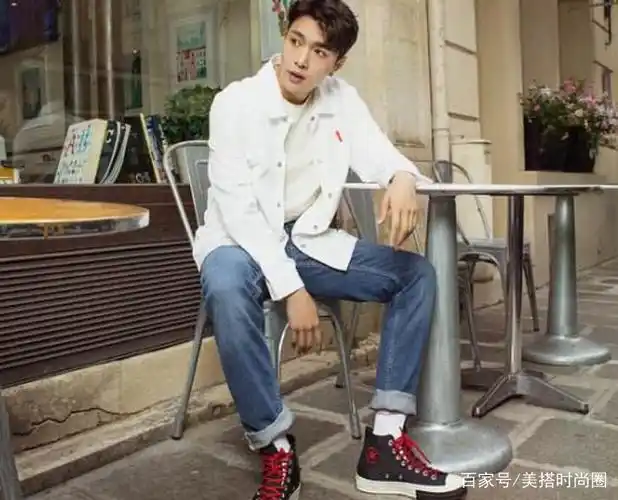 张艺兴参加节目,脚上的鞋子实力抢镜,唯一一双能消费得起的