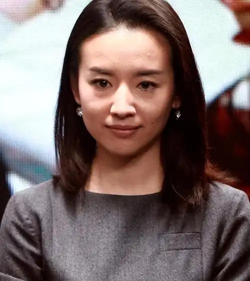 脱离了镜头的范围,董洁展现出了不同的一面.