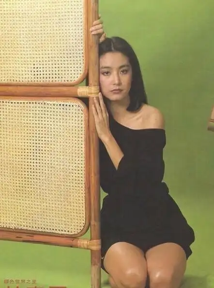 林青霞年轻时太甜了,穿的裙子也都很嫩,怪不得能火这么久