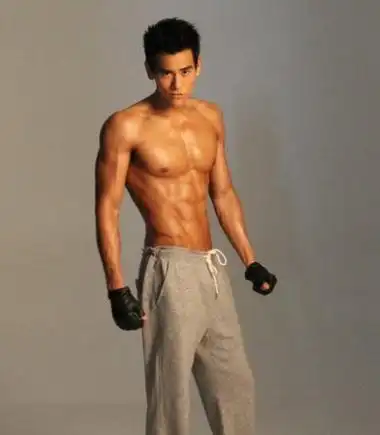 彭于晏肌肉照片 男色时代佼佼者彭于晏体脂肪只剩下3%