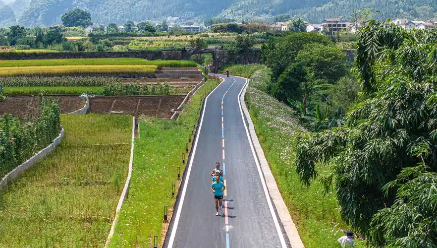 打卡万峰林半程马拉松赛道!跑友们赞不绝口_宋洁_兴义市_胡云江