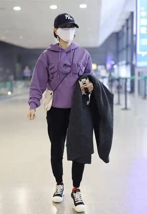 原创女明星日常穿搭挺减龄紫色卫衣个性新潮小熊耳钉也很吸睛