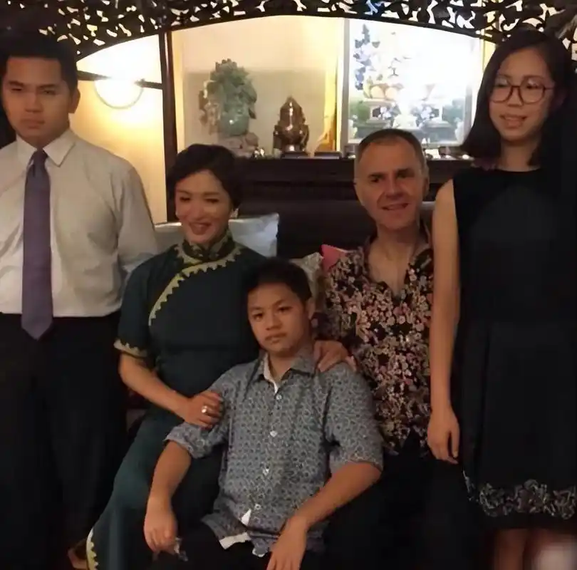 回顾金星和妻子结婚10年离婚时已是女儿身再婚后被丈夫宠成宝