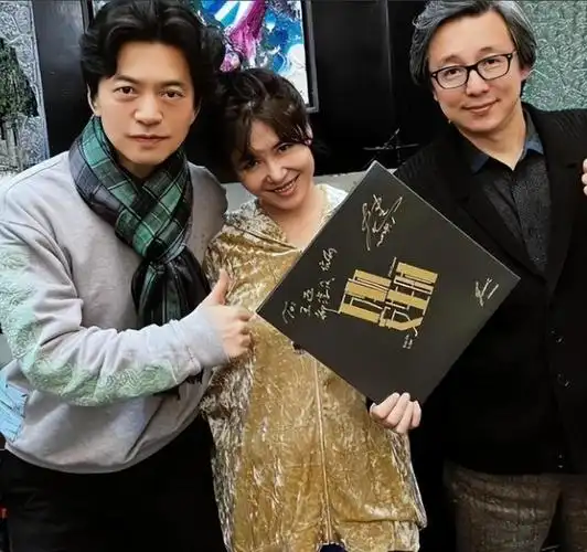 李健小5岁妻子近照!穿淡蓝色卫衣长相甜美,年轻时也是清纯妹子