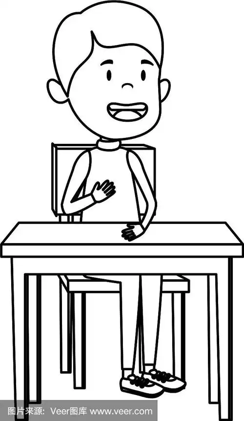 快乐的学生男孩坐在课桌上