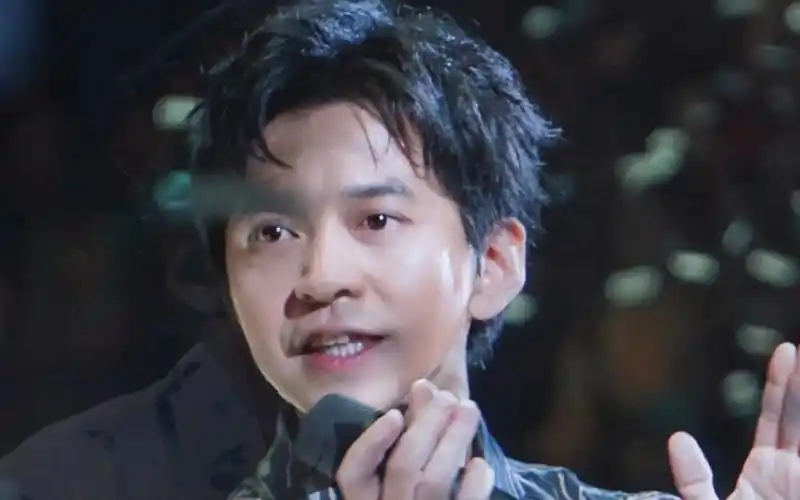 【李健】我慢慢的走,走到你的身后,静静地走,等着谁的温柔