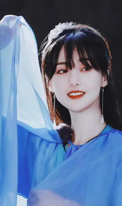 郑爽最新古装清新灵动,真就是小仙女了,让人太期待她新版小倩