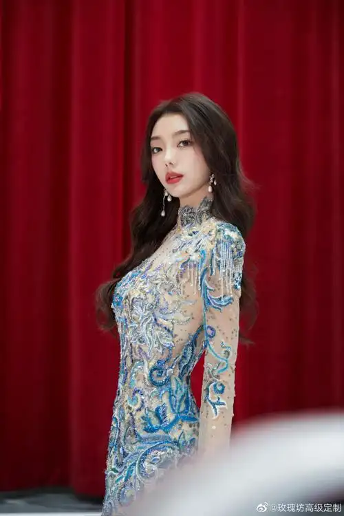 李紫婷mimi身着guopei(郭培)高定沙龙青花瓷礼服惊艳亮相#时尚知道