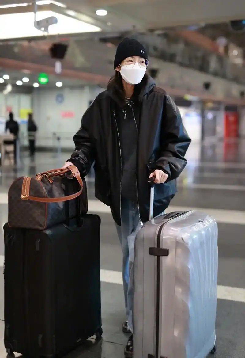 超模#刘雯# 凌晨现身机场,启程米兰开启时装周之旅.这套运动 - 抖音