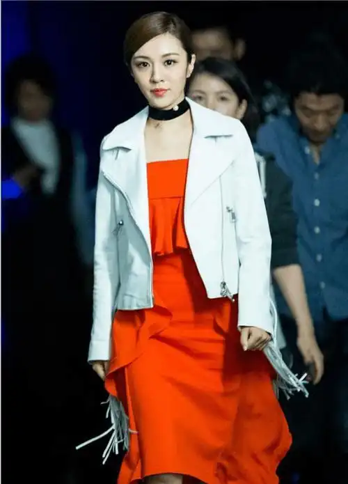 王晓晨:娱乐圈吻戏一姐,拍戏太投入,直接把男主的嘴亲肿了_胡歌