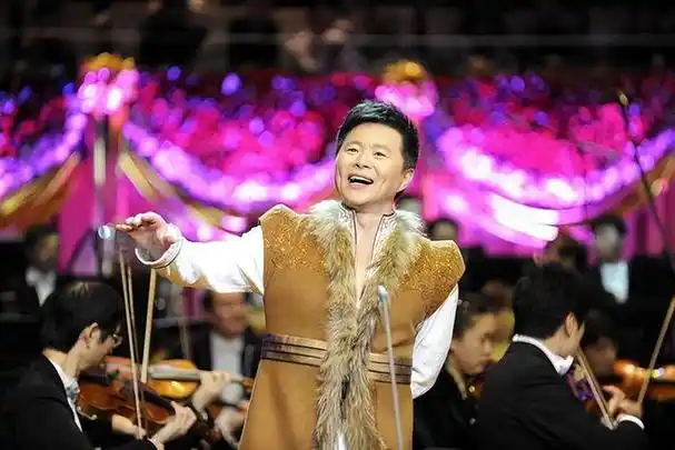 回顾歌唱家王宏伟60后娶80后才女妻子和妈妈情同母女