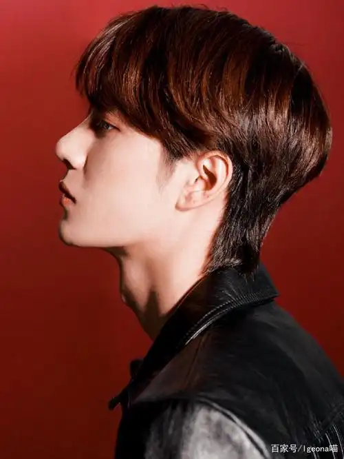 王一博,流畅下颌线,性感喉结,微微抬颌,一种无欲无求的魅惑