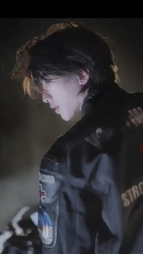 蔡徐坤机车战损风#  简单修复 来组高清战损版  机车壁纸  #蔡徐坤