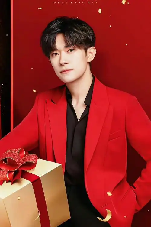 易烊千玺与新年红的适配度##易烊千玺满江红海报眼神杀