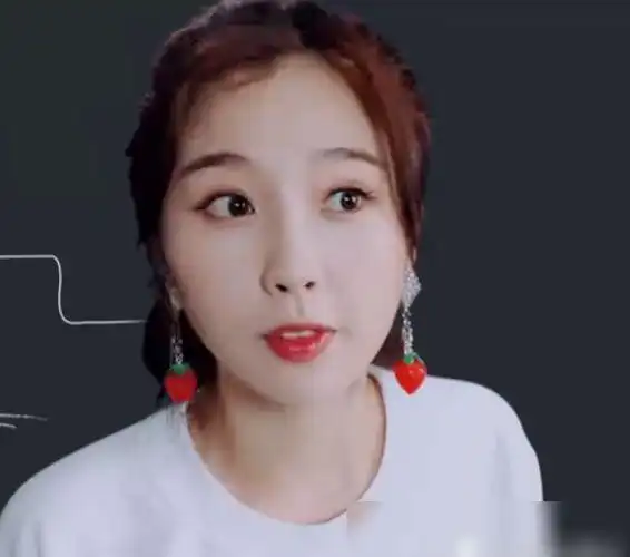 虞书欣对着镜头做鬼脸看清放大的五官这谁扛得住