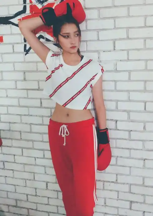 关晓彤这身材逆天穿短款上衣露出6块腹肌比鹿晗还man