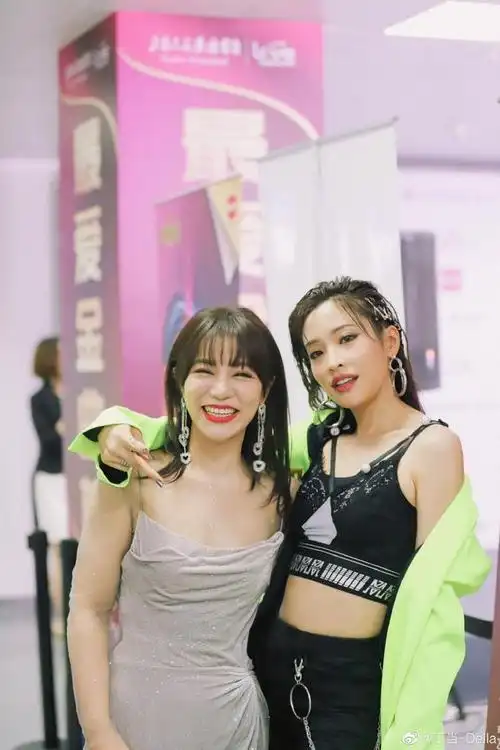 四朵金花!丁当袁咏琳黄龄金莎再相聚感情好