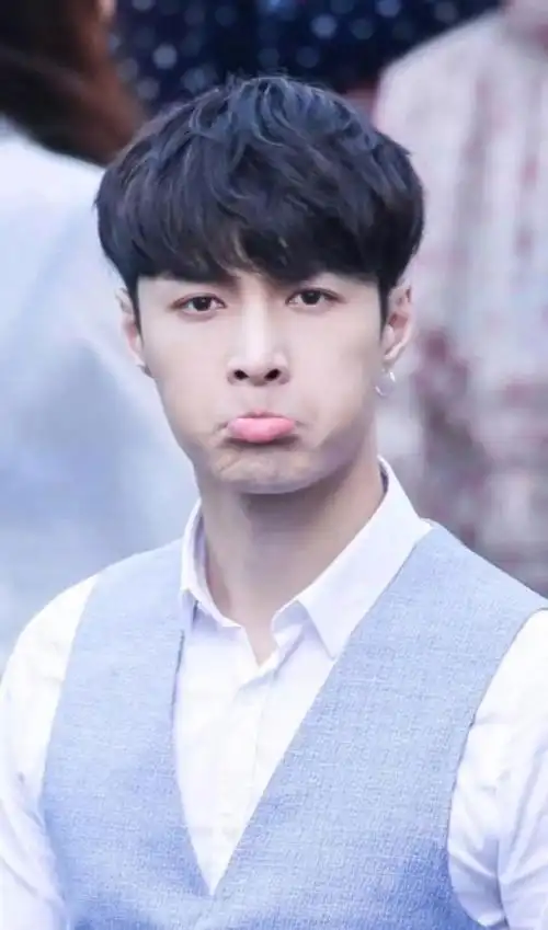 张艺兴怕是吃可爱长大的,这也太可爱了