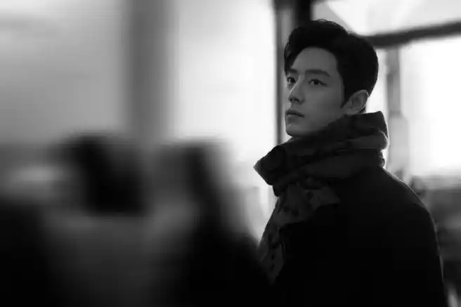 肖战黑白看展随拍##肖战黑色大衣氛围感