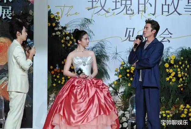 北京这夜,36岁刘亦菲秒了42岁万茜,我终于明白:什么叫