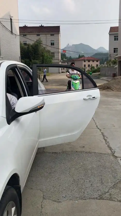 下车切记别忘关车门