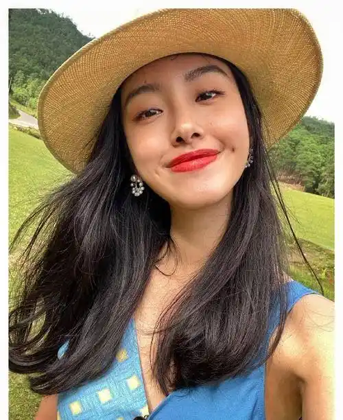 原创28岁杨采钰晒自拍被指脸僵笑容太假她怎么当上刘亦菲干妈的